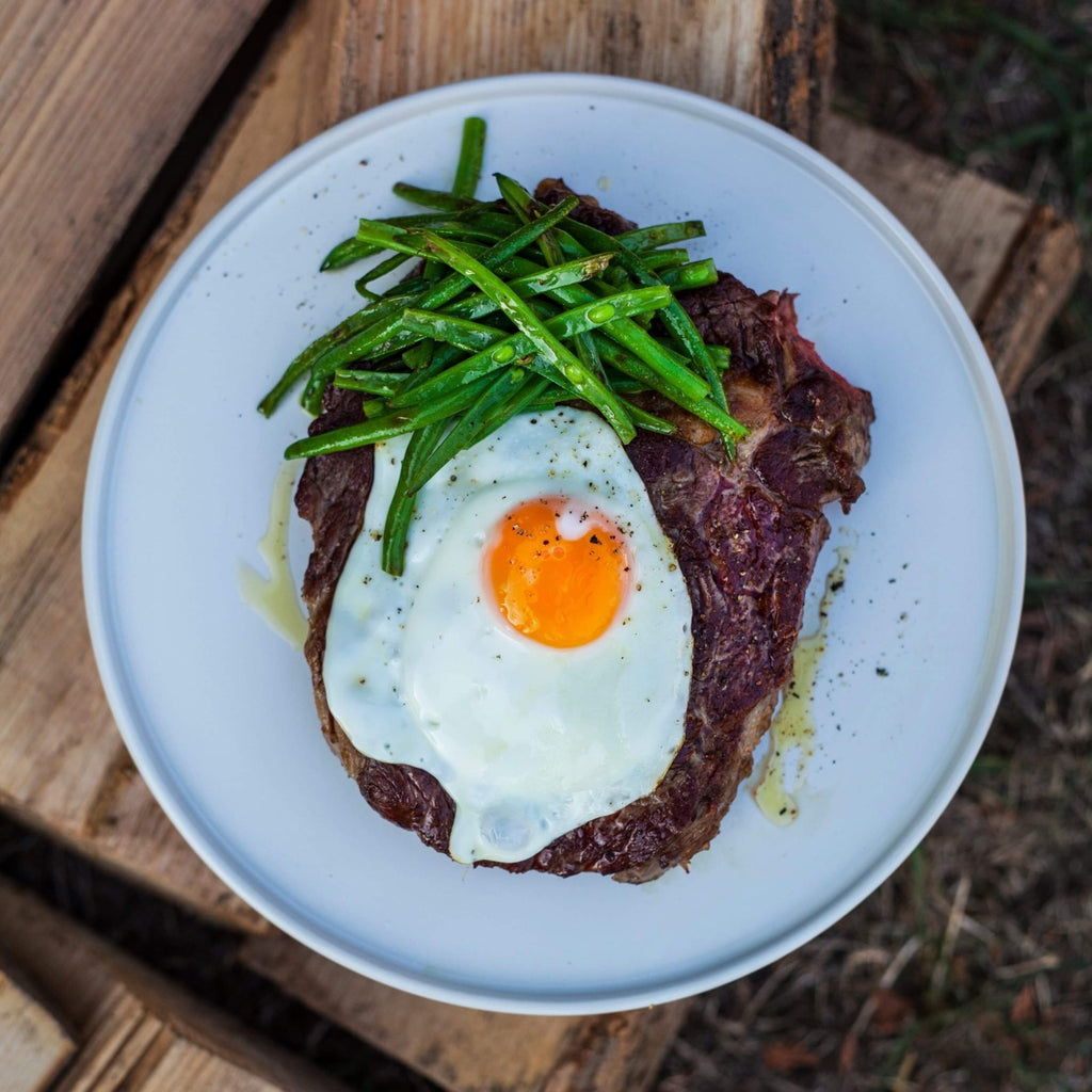RECEPT: Hovězí rib-eye steak se sázeným vejcem a zelenými fazolkami