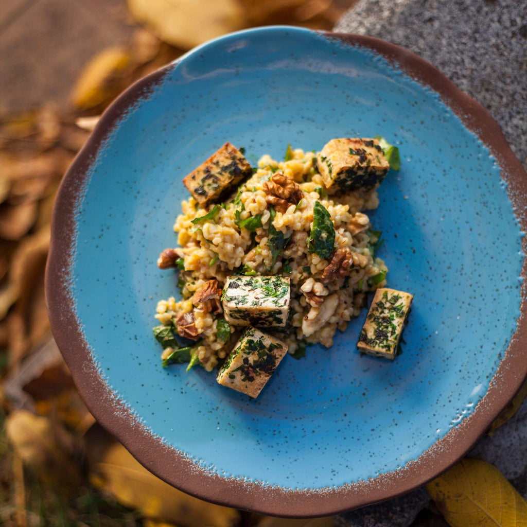 RECEPT: Rychlý veganský salát z bulguru, sušených datlí a pečeným bylinkovým tofu